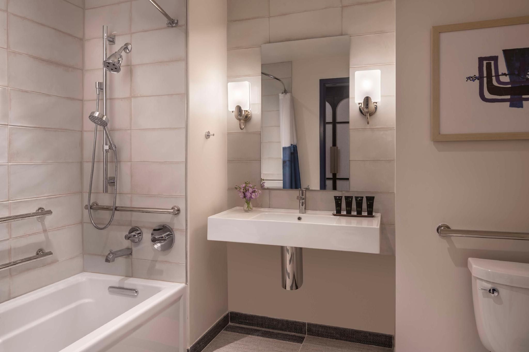 Accessible 2 Queen Beds Broadway View With Tub