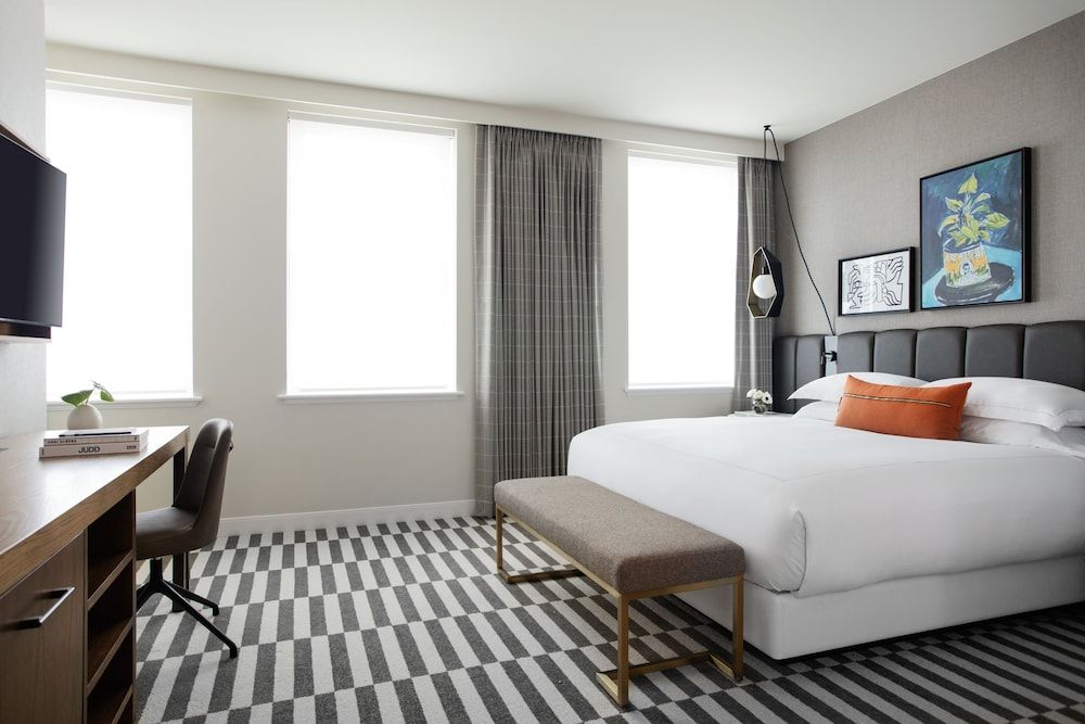 Room, 1 King Bed (Essential)