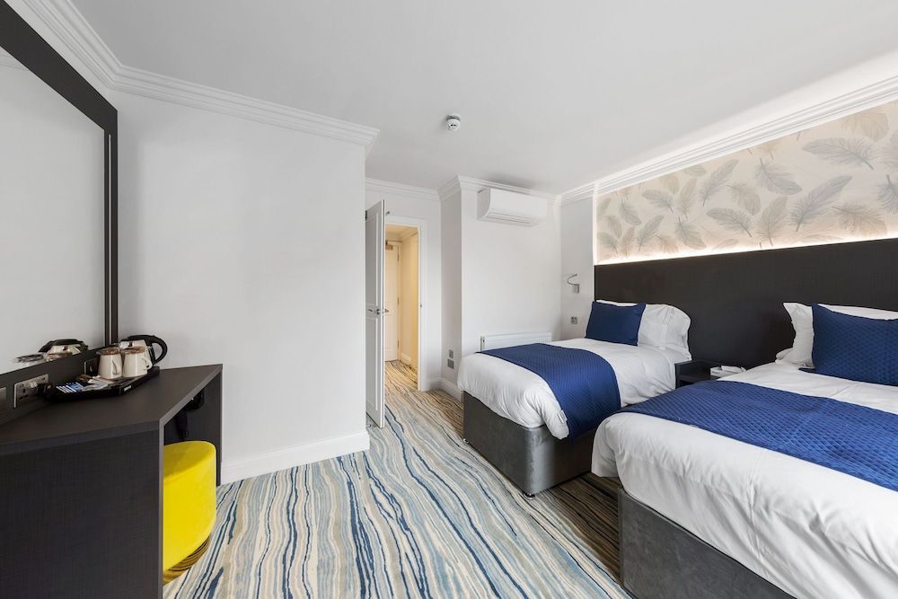 Commodore Hotel Superior Twin Room 3