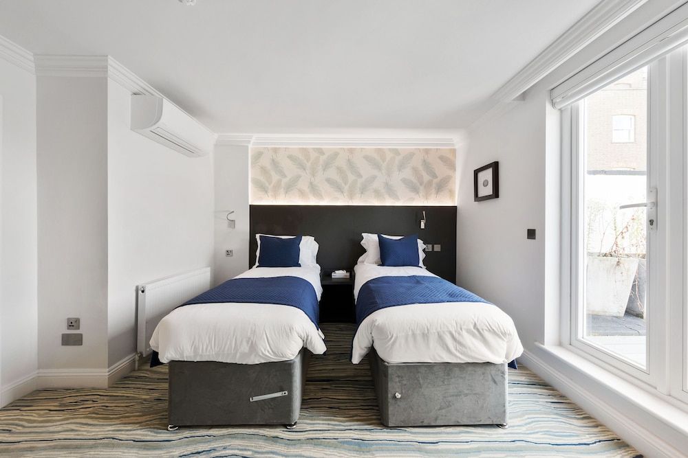 Commodore Hotel Superior Twin Room 7