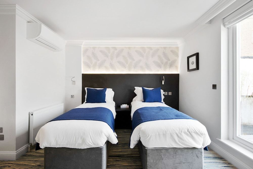 Commodore Hotel Superior Twin Room 4