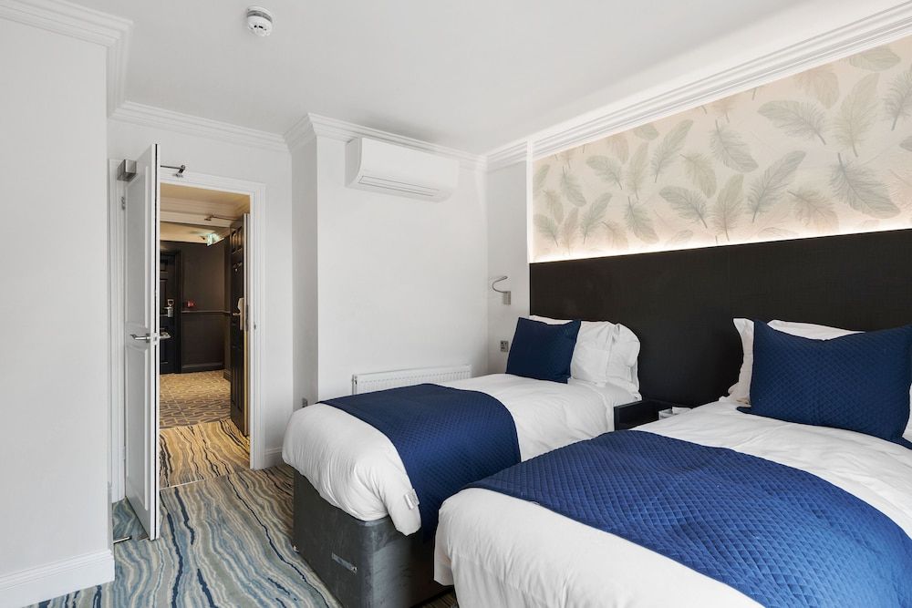 Commodore Hotel Superior Twin Room 6