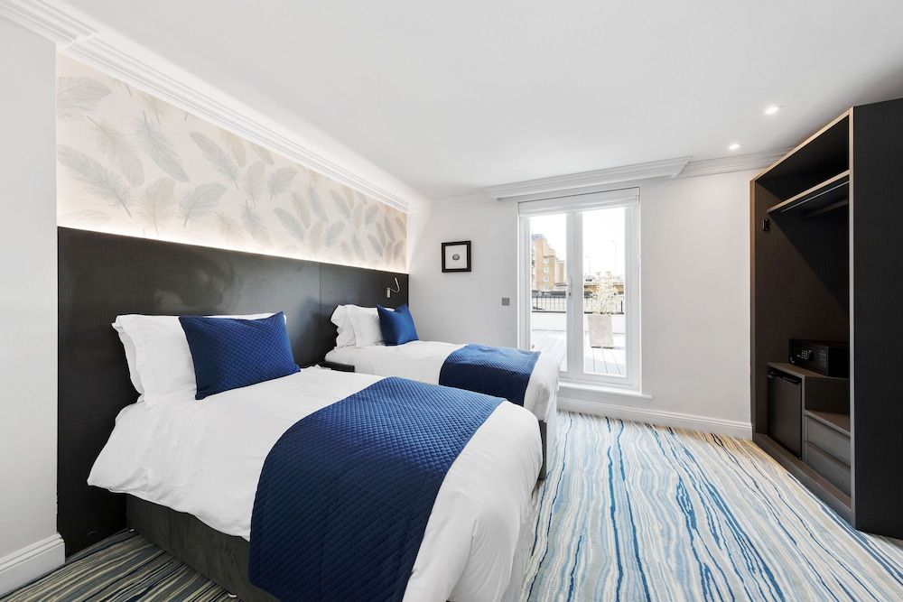 Commodore Hotel Superior Twin Room 5