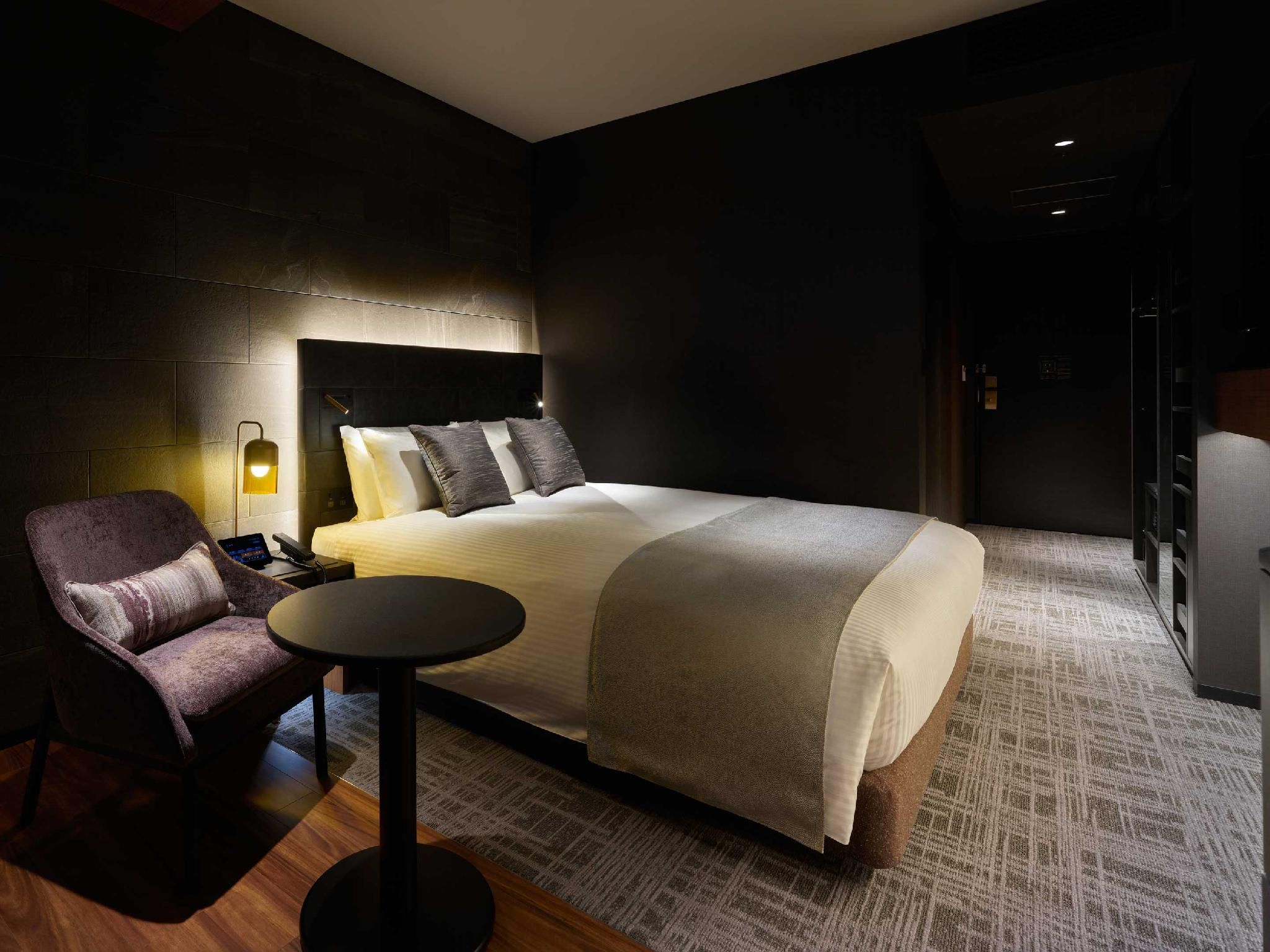 Accessible - 1 Queen Bed with Balcony