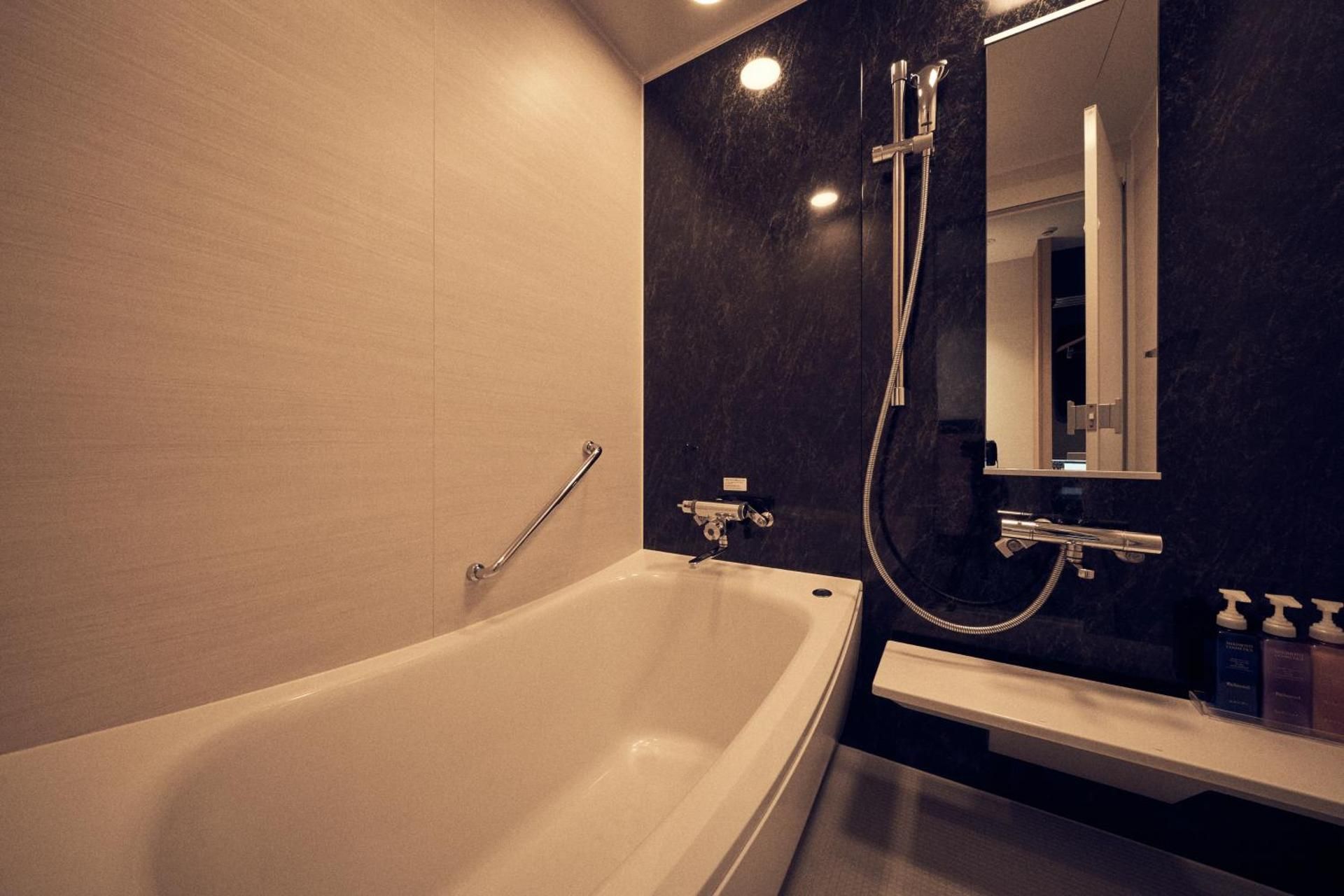 Corner Twin Room (1 Adult)