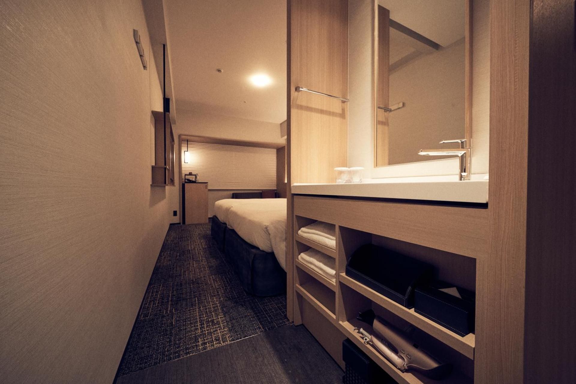 Corner Twin Room (1 Adult)