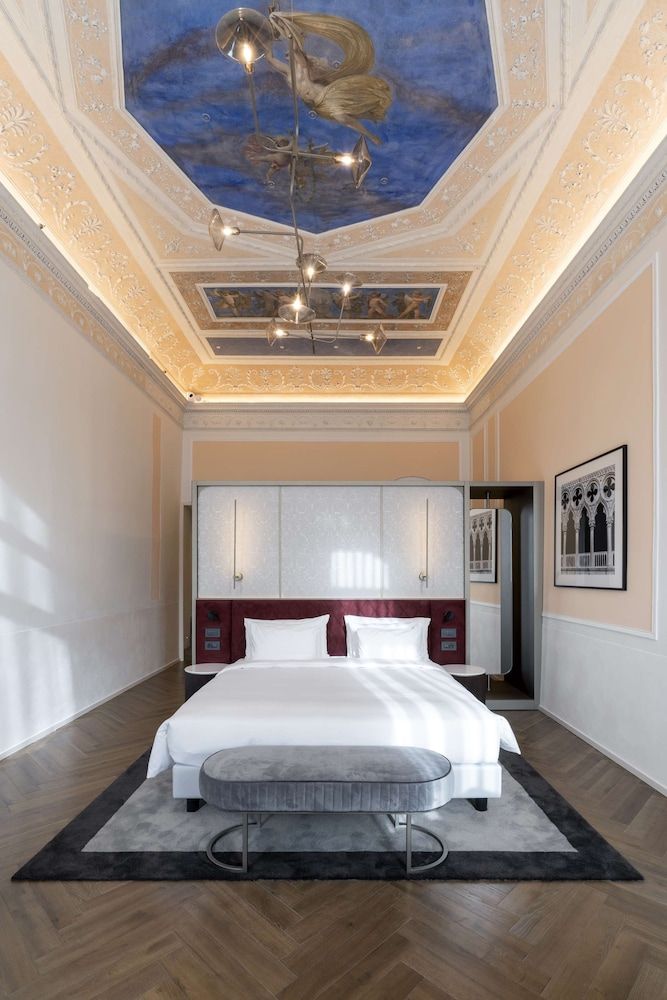 Junior Suite, Canal View (Renaissance)