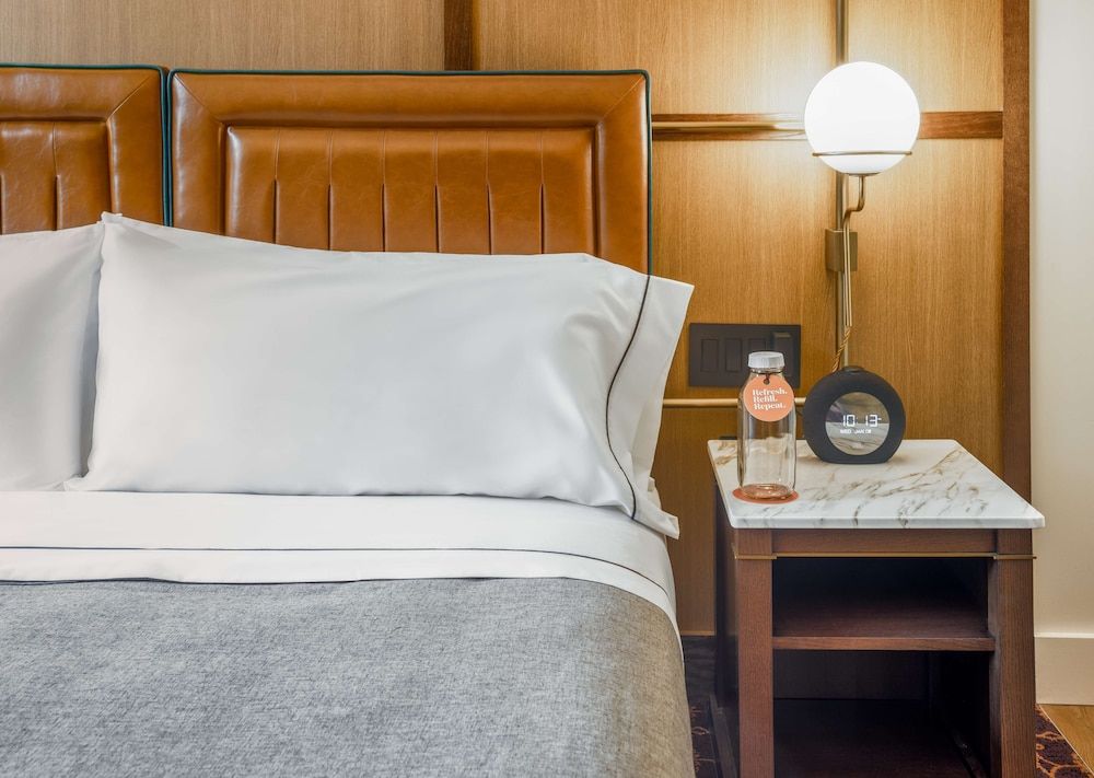 Canopy by Hilton Chicago Central Loop Room, 1 King Bed