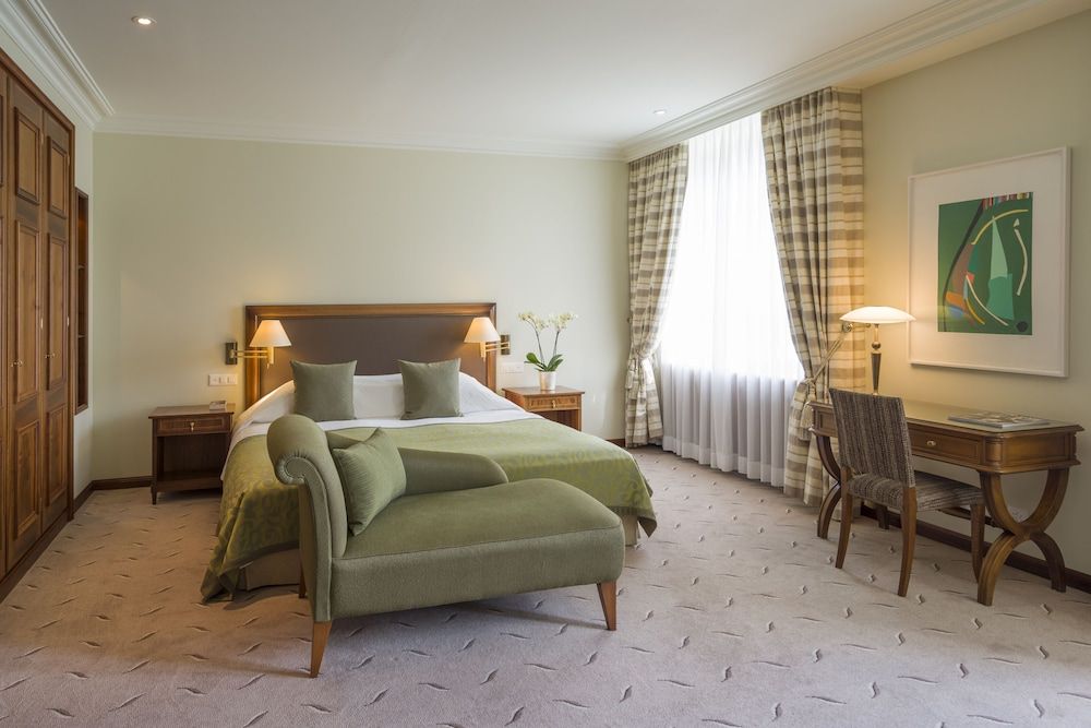 undefined Suvretta House 4