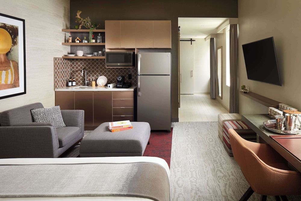 THesis Hotel Miami Coral Gables, Curio Collection by Hilton Suite, 1 King Bed, City View 6