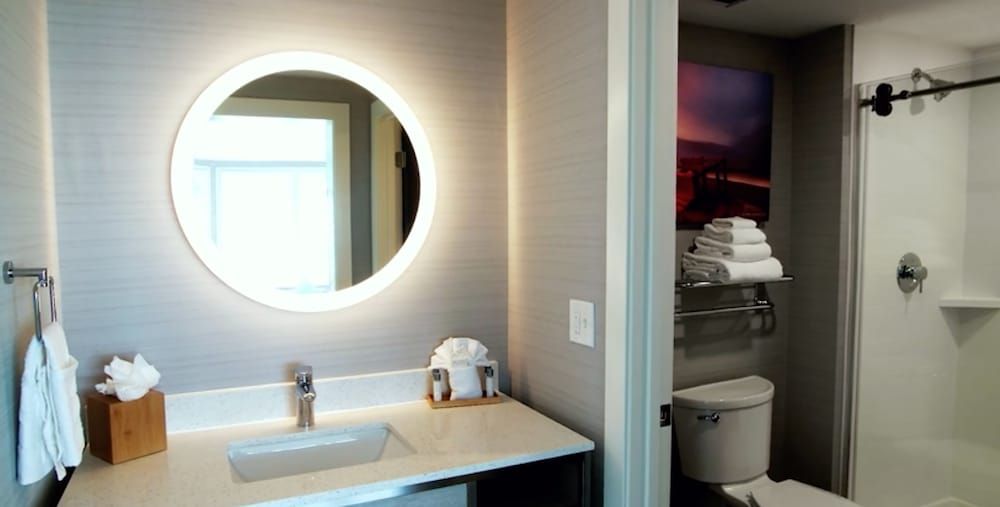 Hotel LBI One-Bedroom King Suite 5