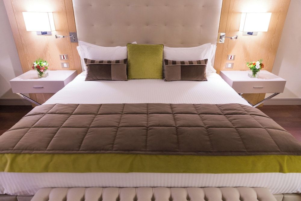 Deluxe Suite, 1 King Bed, Balcony