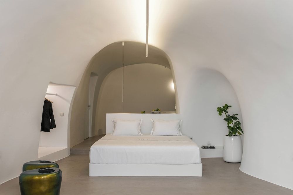 The Saint Hotel Iconic Suite with Private Outdoor Plunge Pool and Caldera View 5