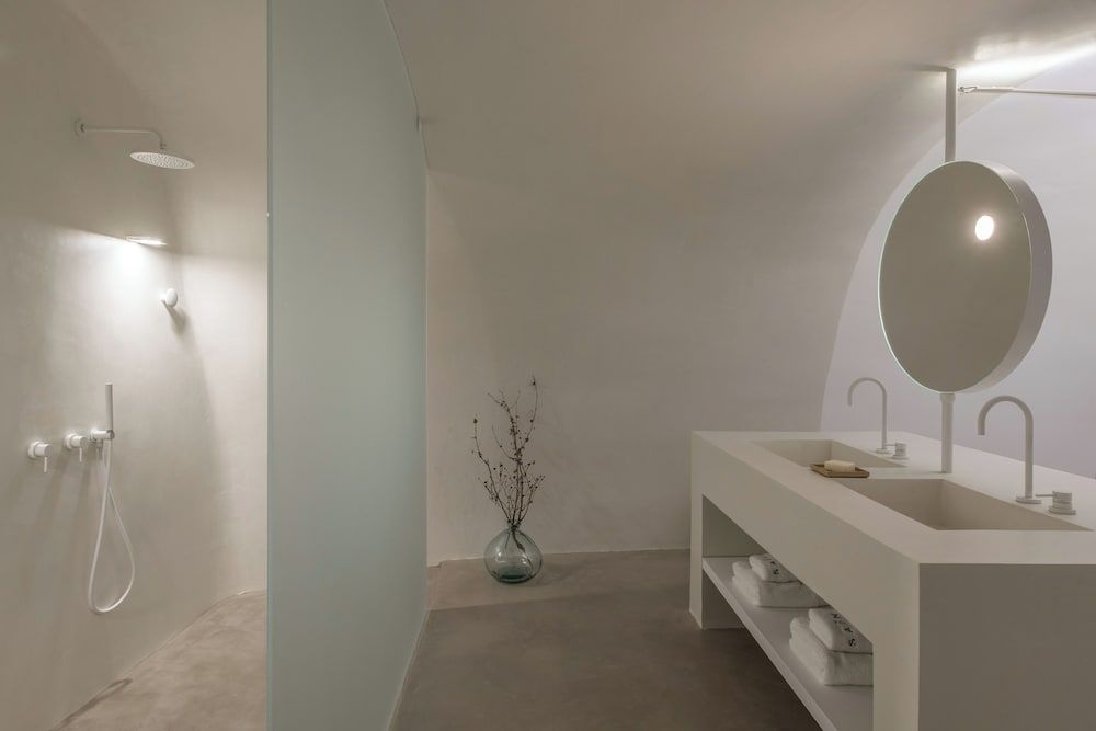 The Saint Hotel Iconic Suite with Private Outdoor Plunge Pool and Caldera View 3