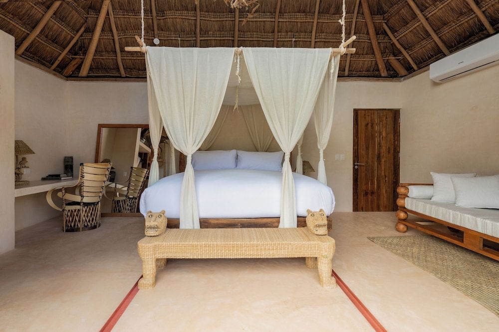 Jungle Suite Upper - Jungle Side