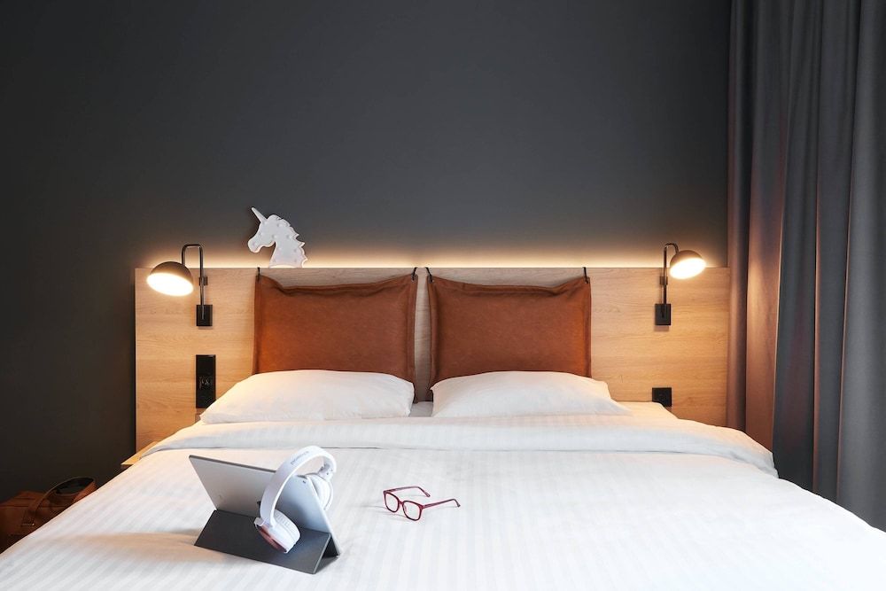 Moxy Edinburgh Room, 1 Queen Bed 8