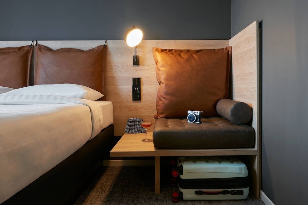Moxy Edinburgh Room, 1 Queen Bed 10