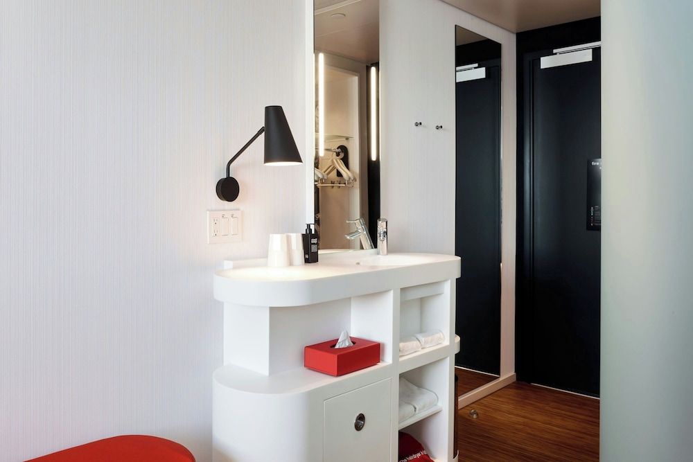 citizenM Seattle Pioneer Square Room, 1 King Bed 5