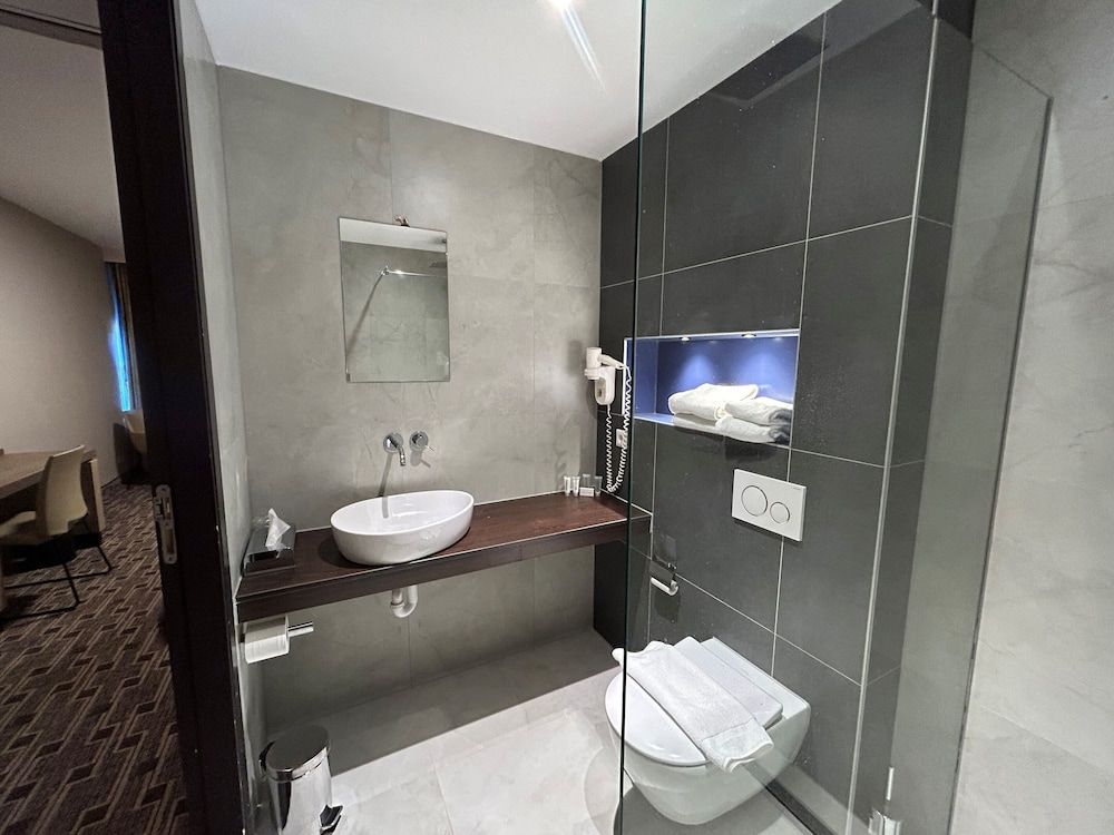 XO Hotels Blue Square Standard Double Room, 1 Queen Bed 5