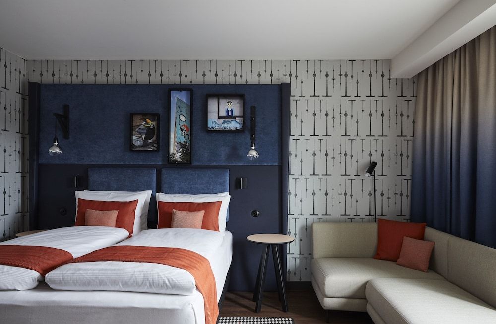 Premium Room, 1 Queen Bed (East Side Gallery View)