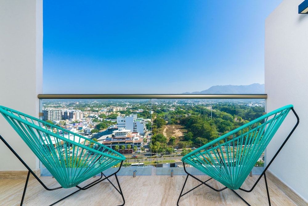 Deluxe Room, 1 King Bed, Mountain View