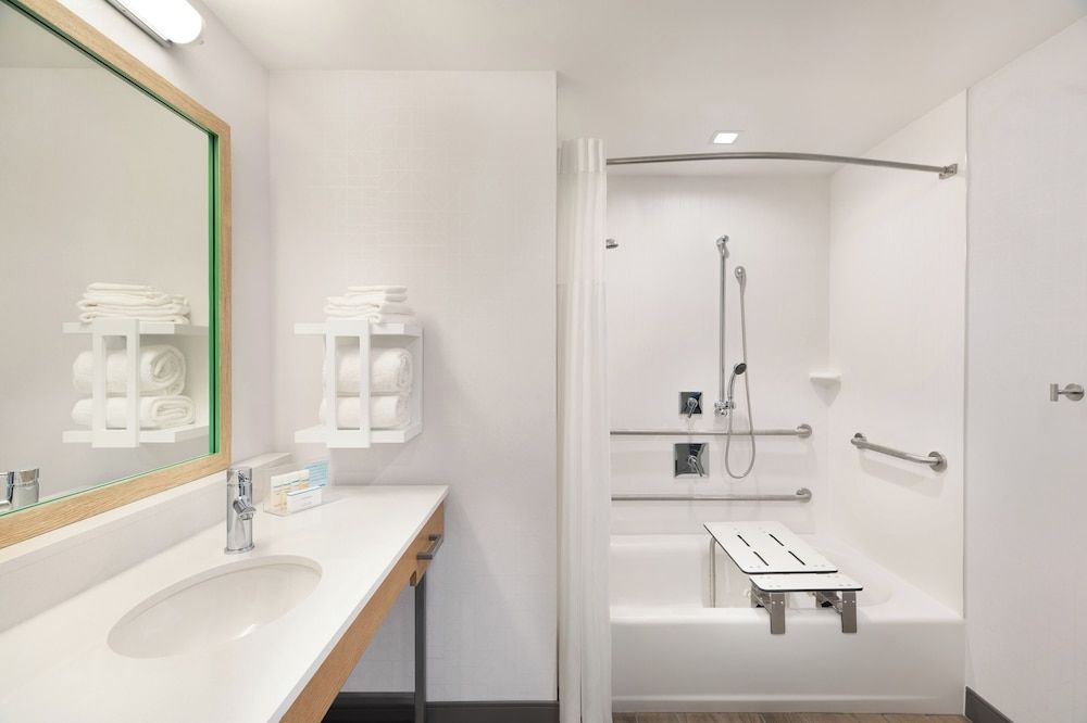 Room, 2 Queen Beds, Accessible, Bathtub