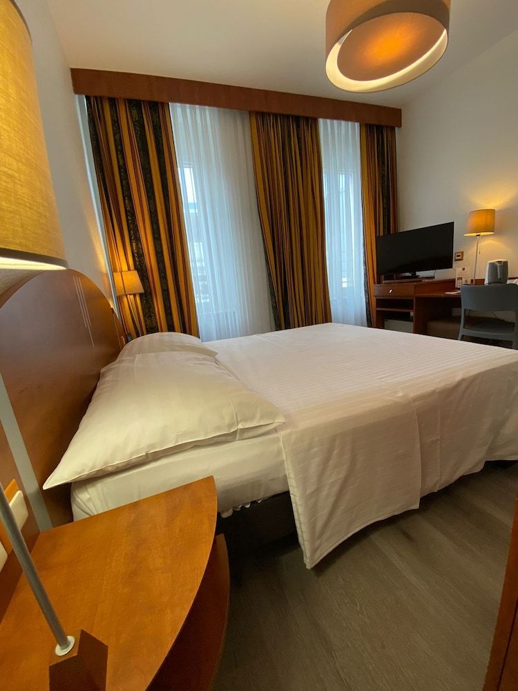 undefined Admiral Hotel 5