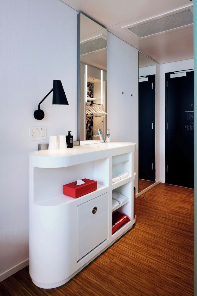 citizenM Miami Brickell Room, 1 King Bed 7