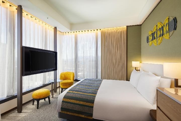 Standard: 1 Bed Queen, Corner Room