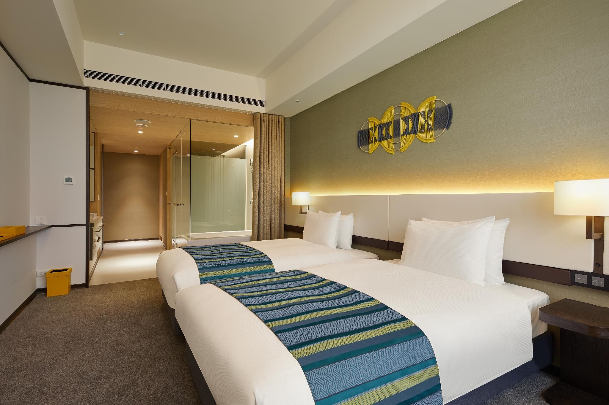 Deluxe: 2 Beds, Corner Room