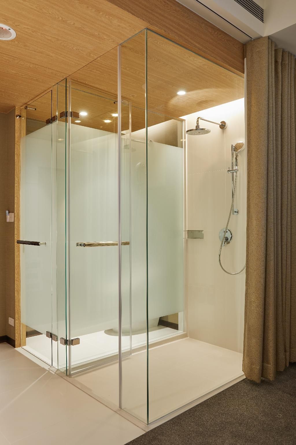 Standard: 1 Bed Queen, Corner Room