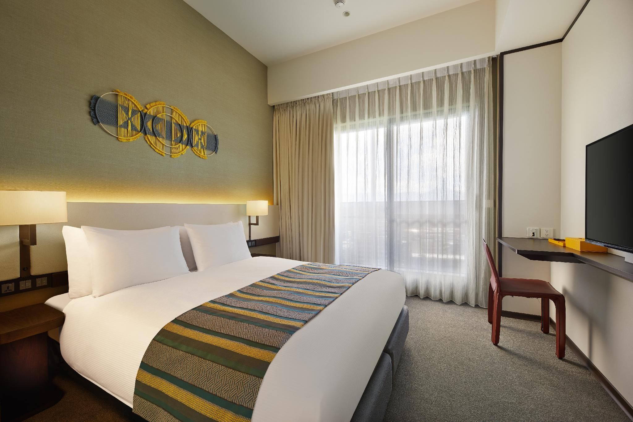 Standard: 1 Bed Queen, with Balcony
