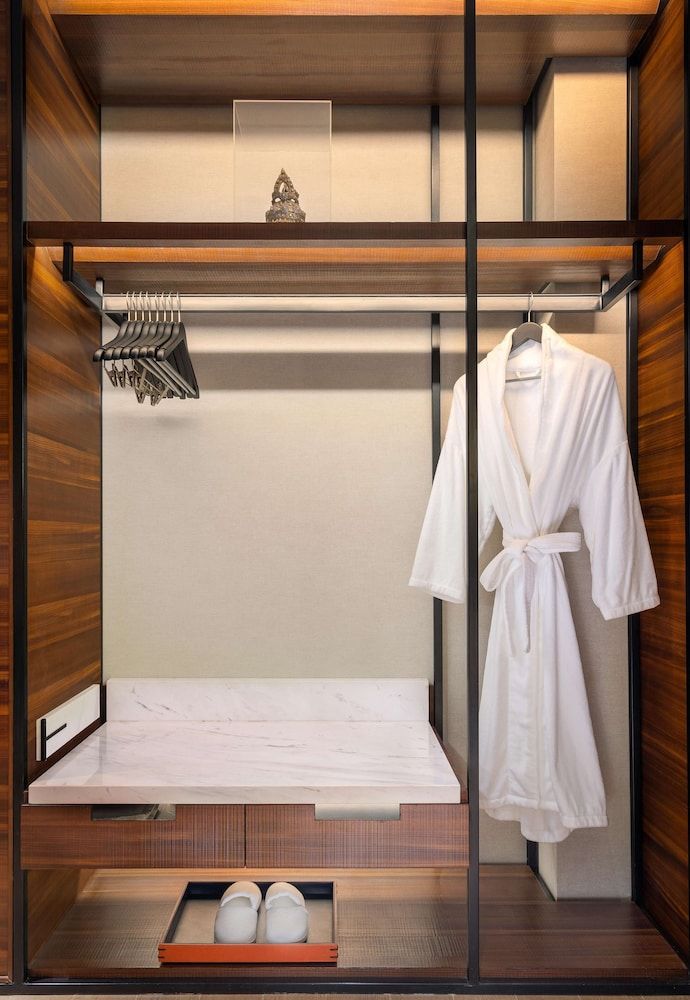 Hyatt Regency Phnom Penh Standard Room, 1 King Bed 4