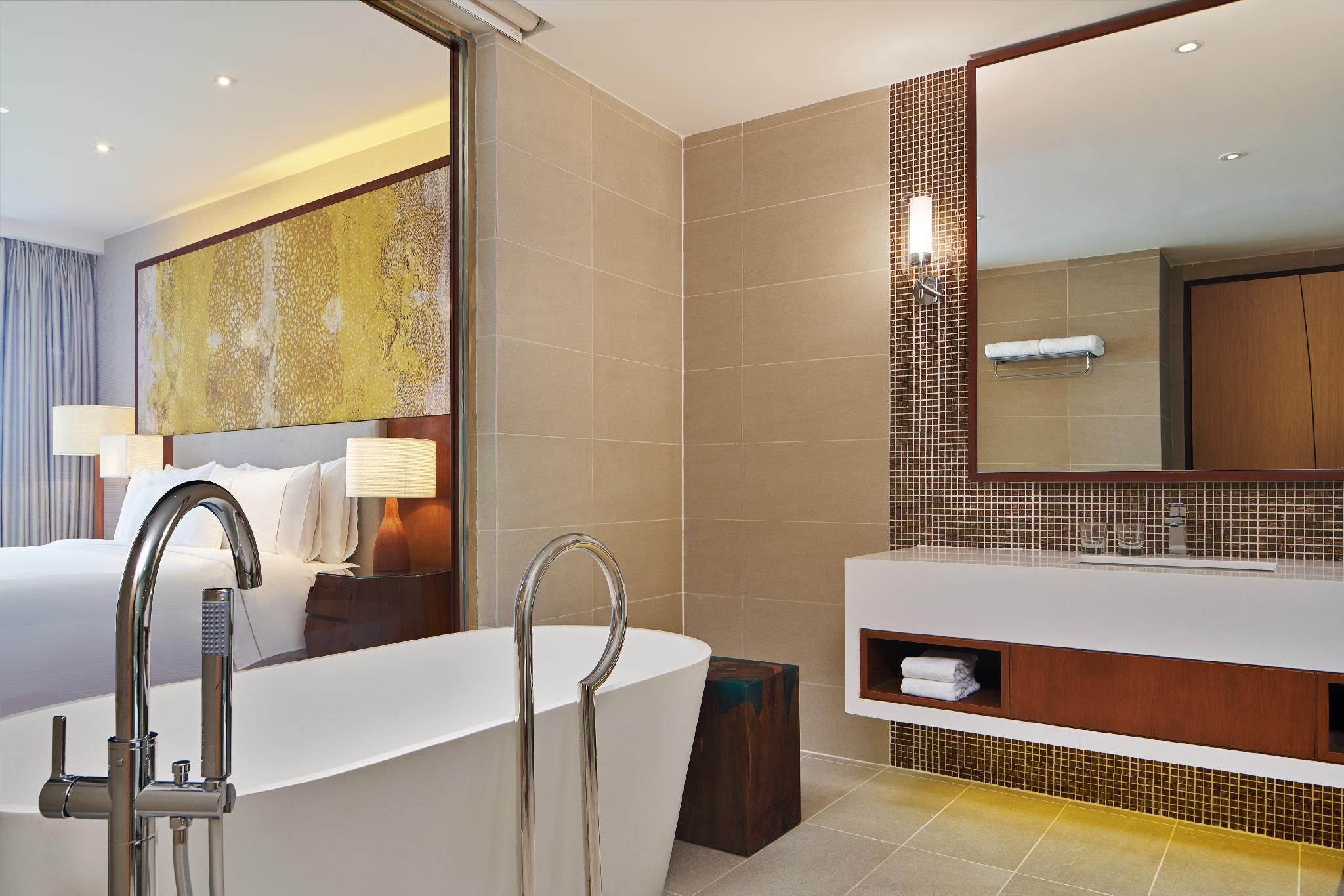 Premier 1 Bedroom Suite, 1 Bedroom Larger Suite, 1 King, South China Sea View, Sea View, Balcony