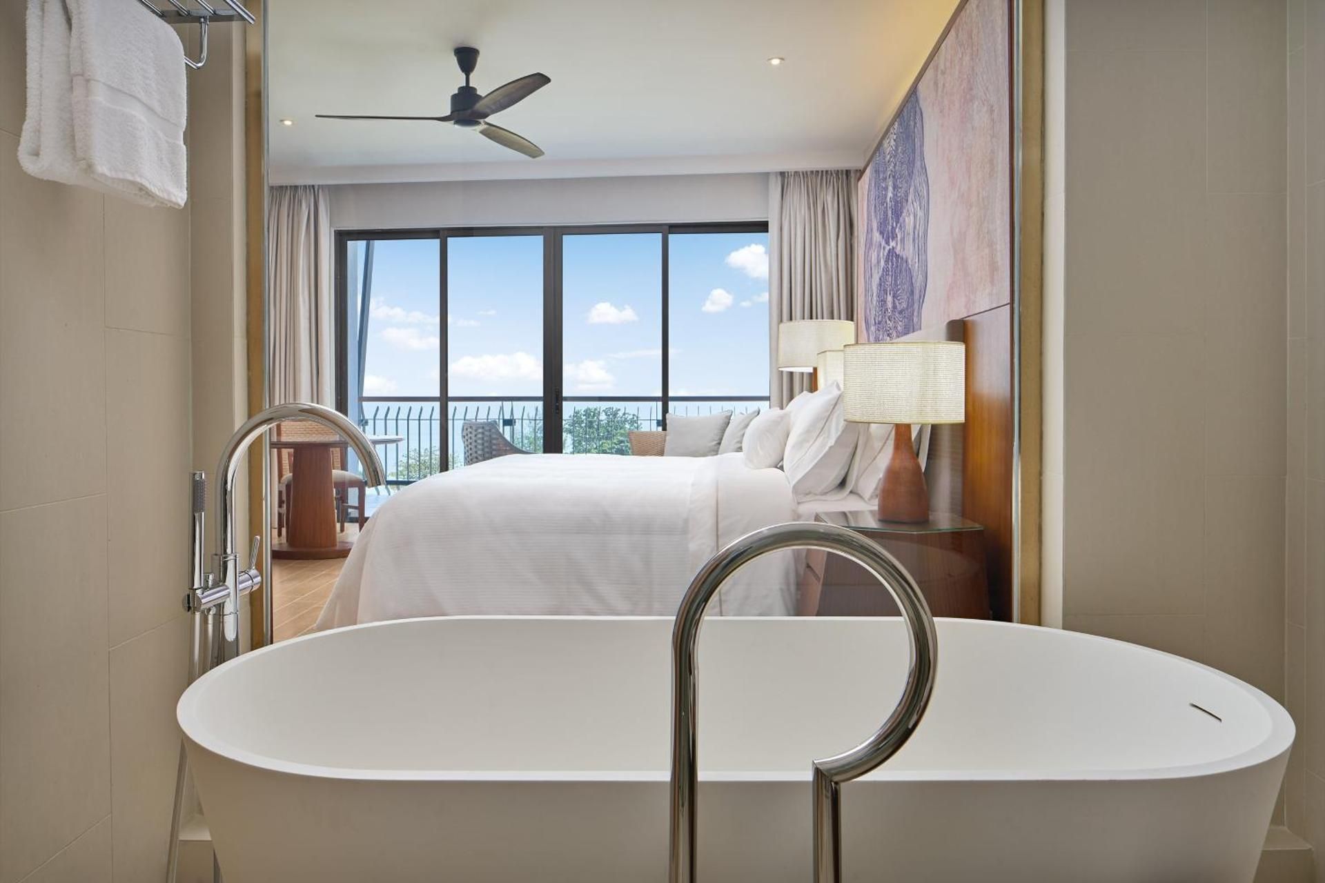 Guest room, 1 King, Sea view, Balcony