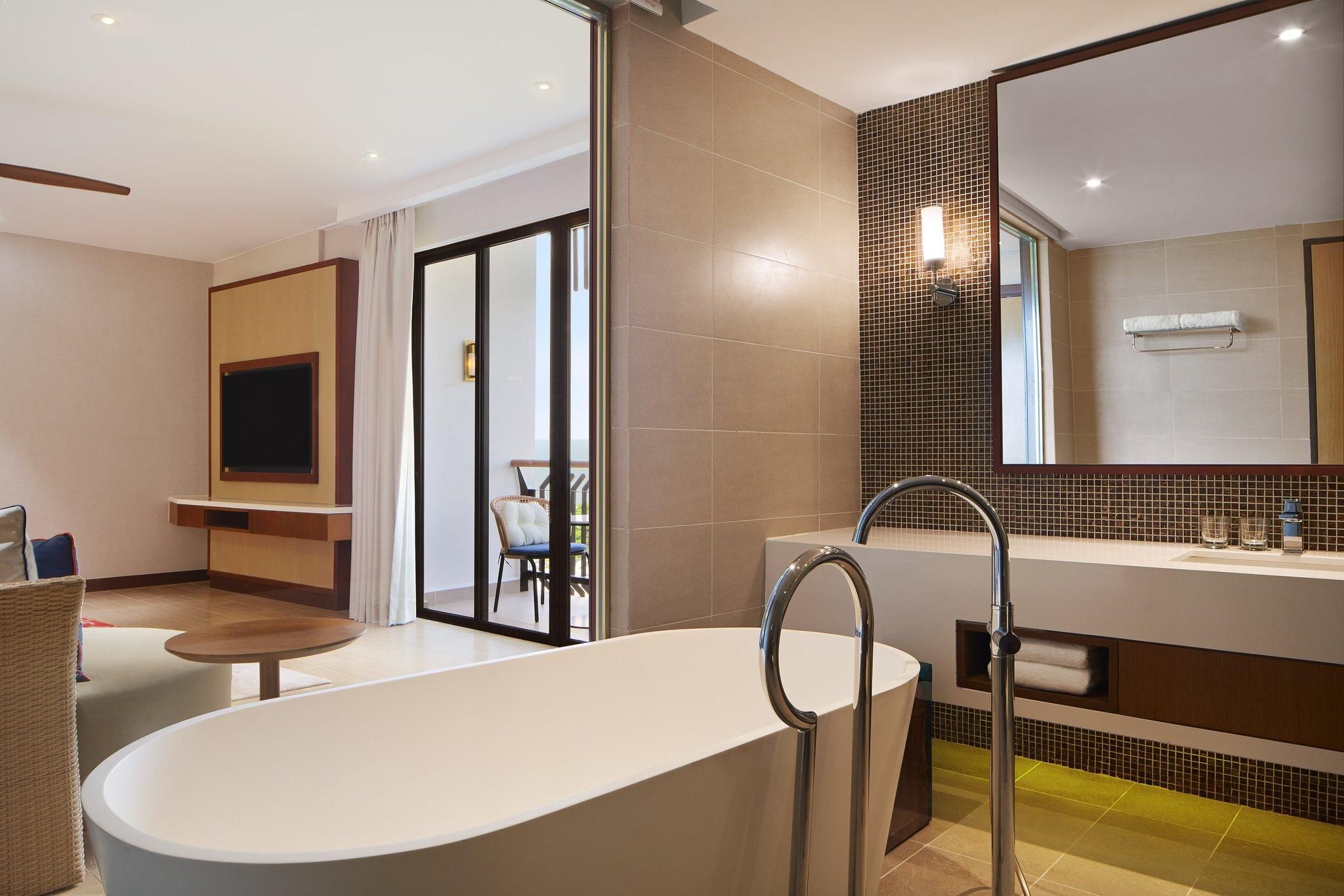 1 Bedroom Suite, 1 King, Balcony