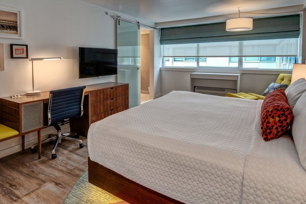 Premium Room, 1 King Bed (Minifridge)