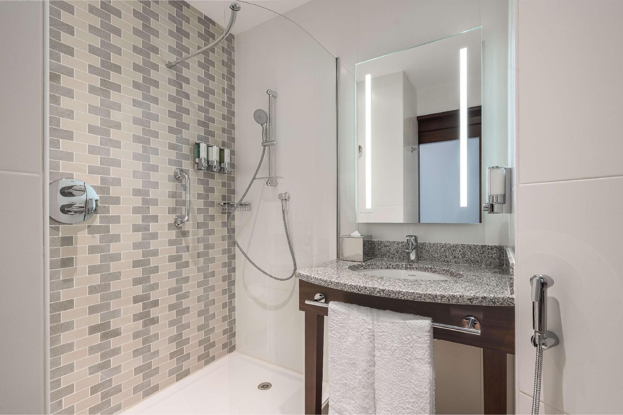 Hampton by Hilton Dubai Al Barsha King Guest Room Smoking 4