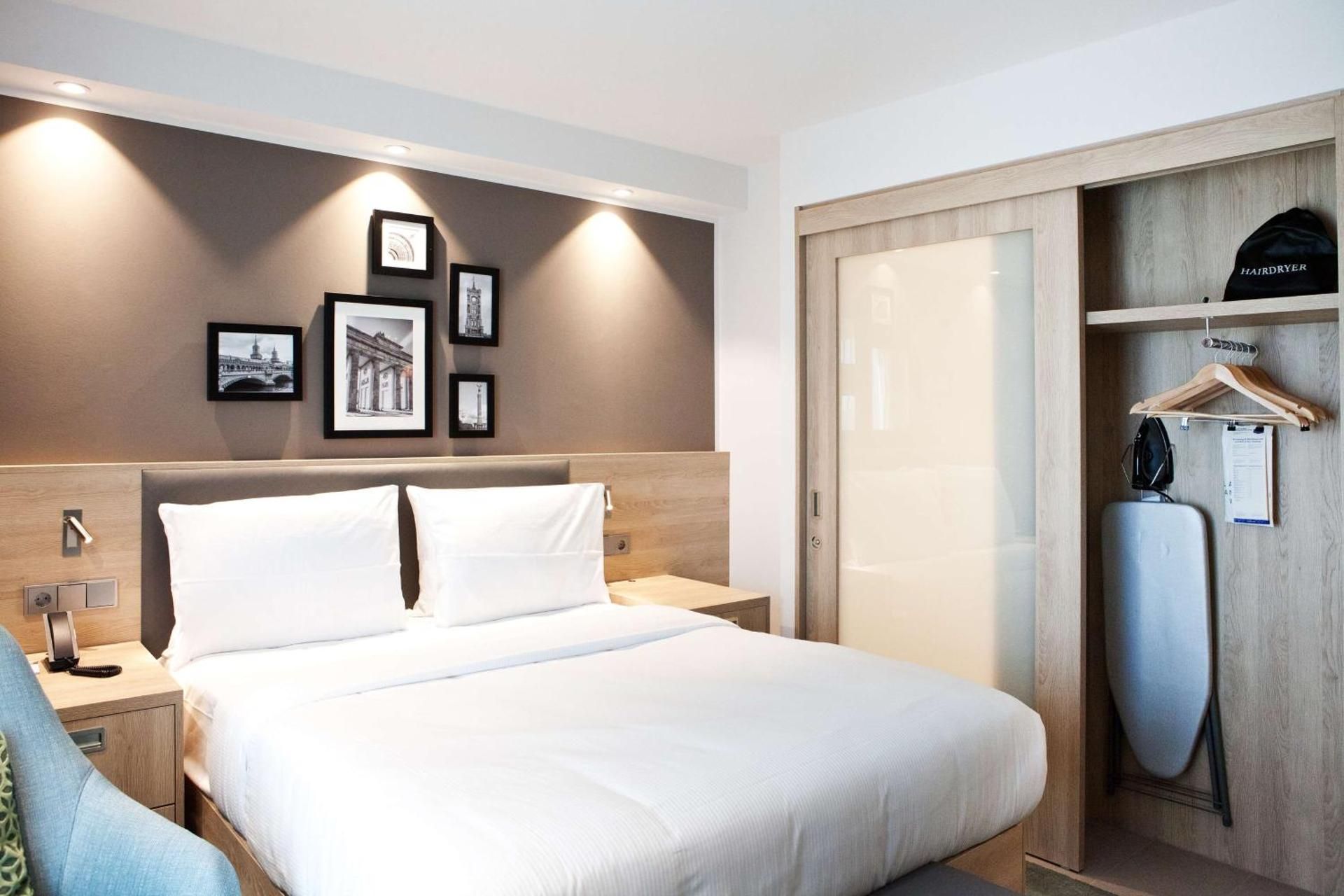 undefined Hampton by Hilton Berlin City East Side Gallery 5