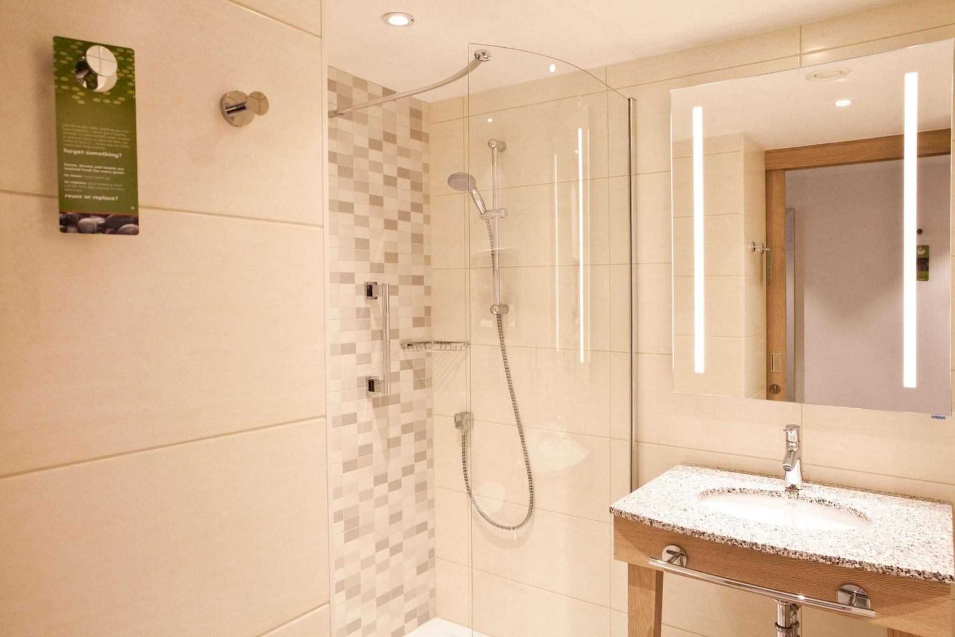 undefined Hampton by Hilton Berlin City East Side Gallery 6