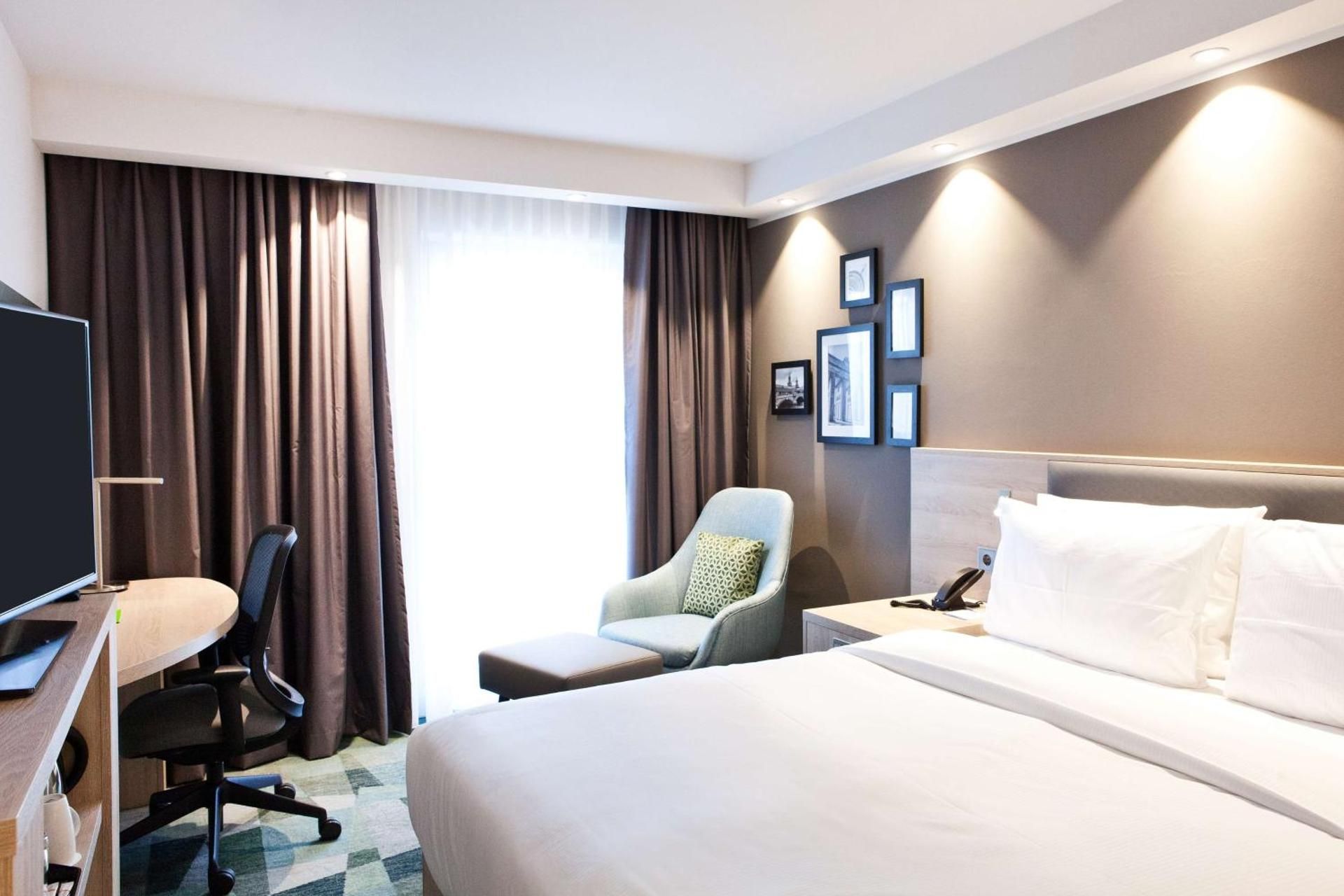 undefined Hampton by Hilton Berlin City East Side Gallery 8