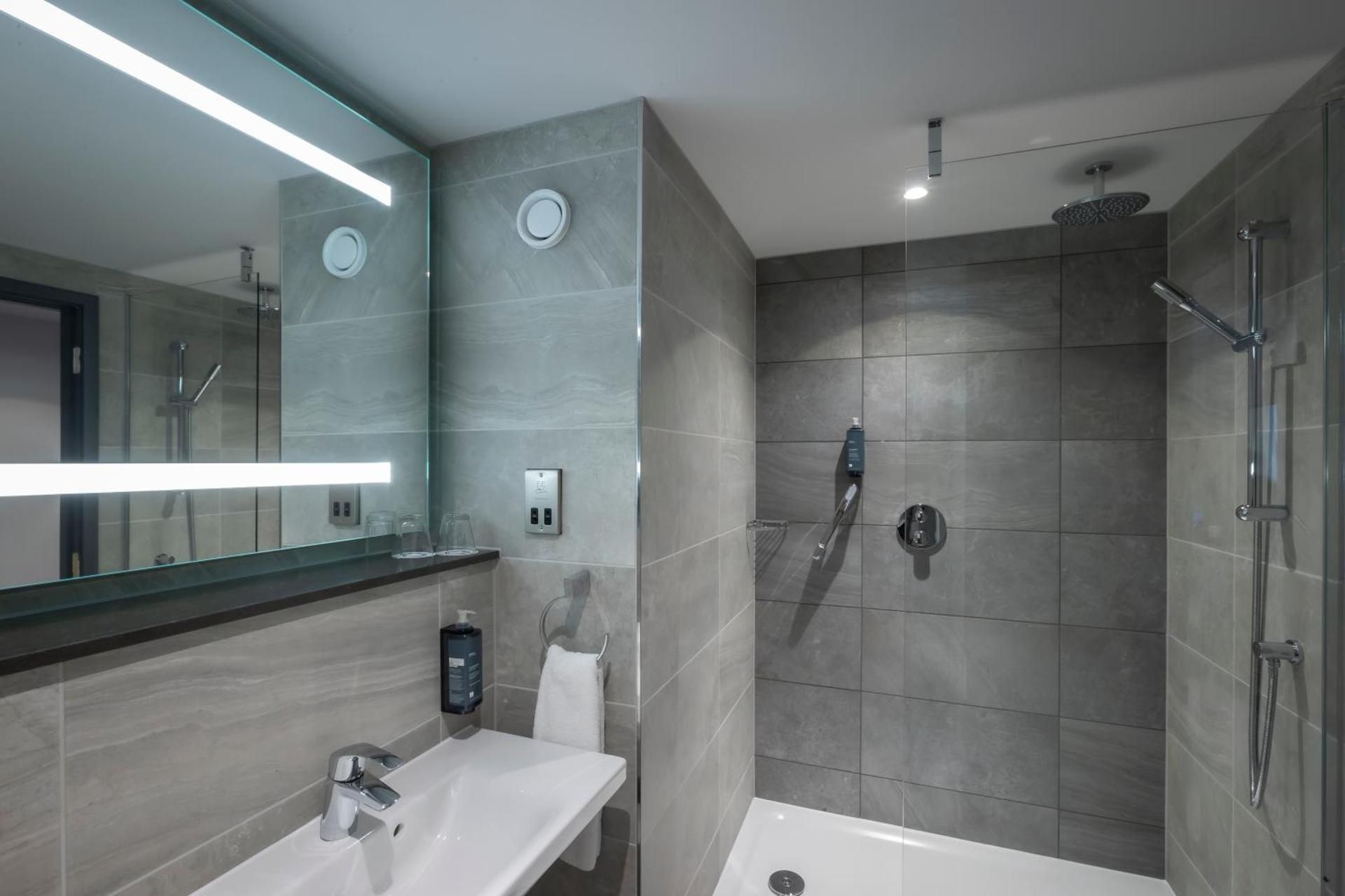 Maldron Hotel Manchester City Centre Deluxe Double and Single Room 3