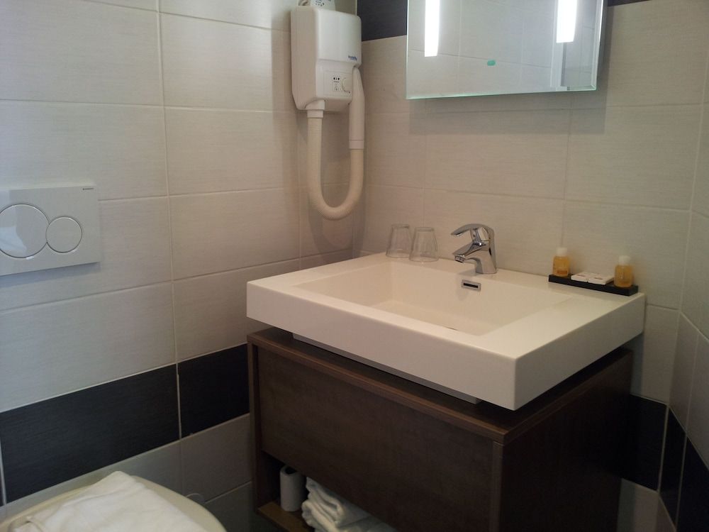 The Concert Hotel Comfort Room 5