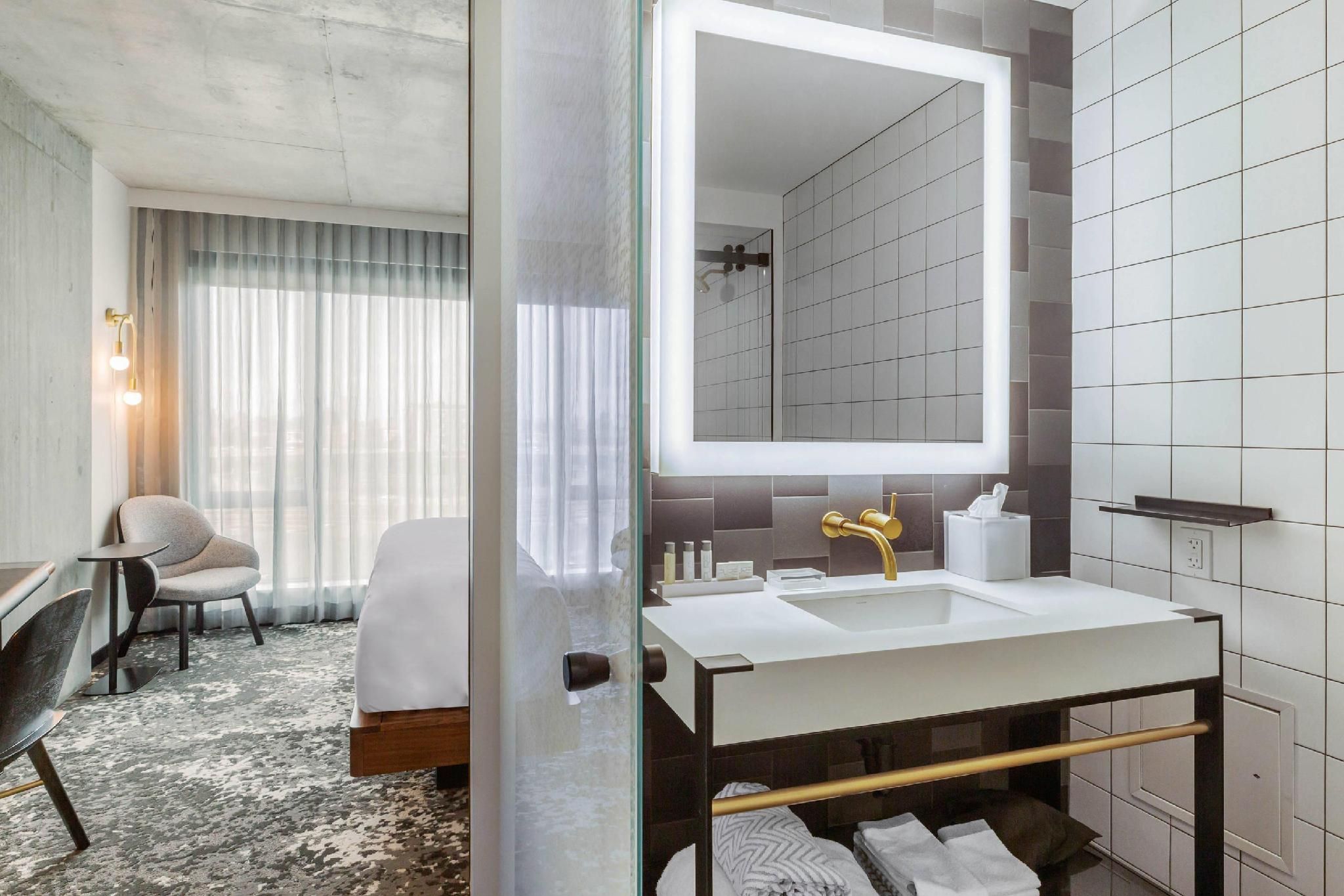 Cambria Hotel Boston Downtown - Seaport 1 King Bed, Nonsmoking, Accessible 7