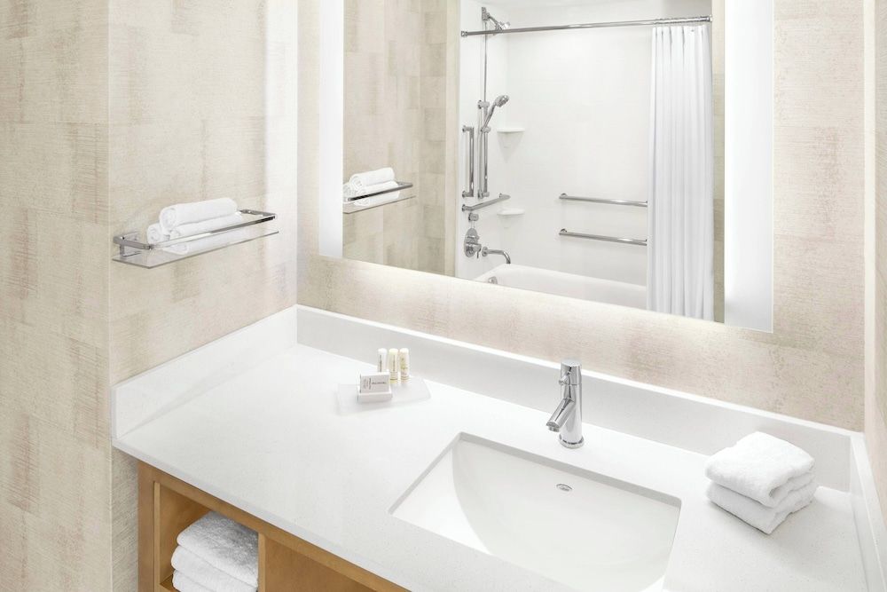 Studio, Multiple Beds (Mobility Accessible, Roll-In Shower)