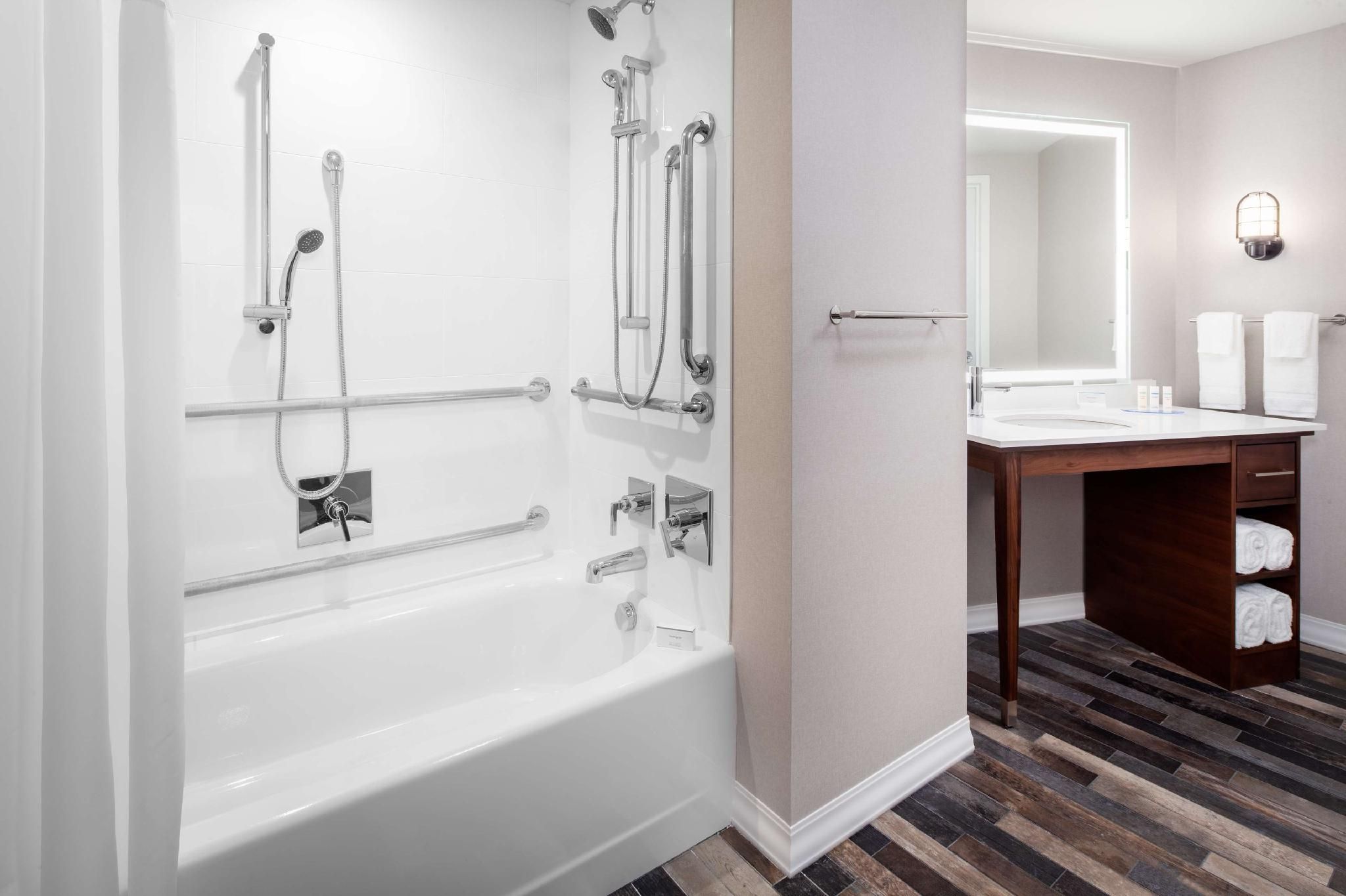 1 KING WTR VW MOBILITY ACC TUB STUDIO SUITE