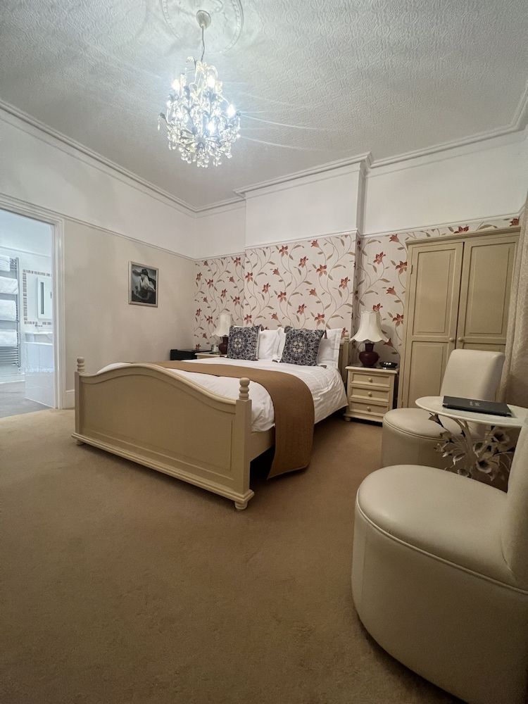 Superior Double Room, Bathtub
