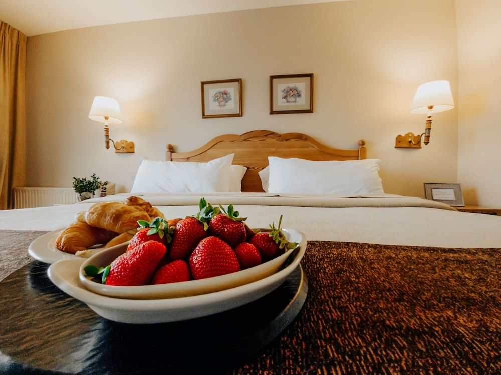 Superior Room, 1 King Bed, Non Smoking (Glacier View)