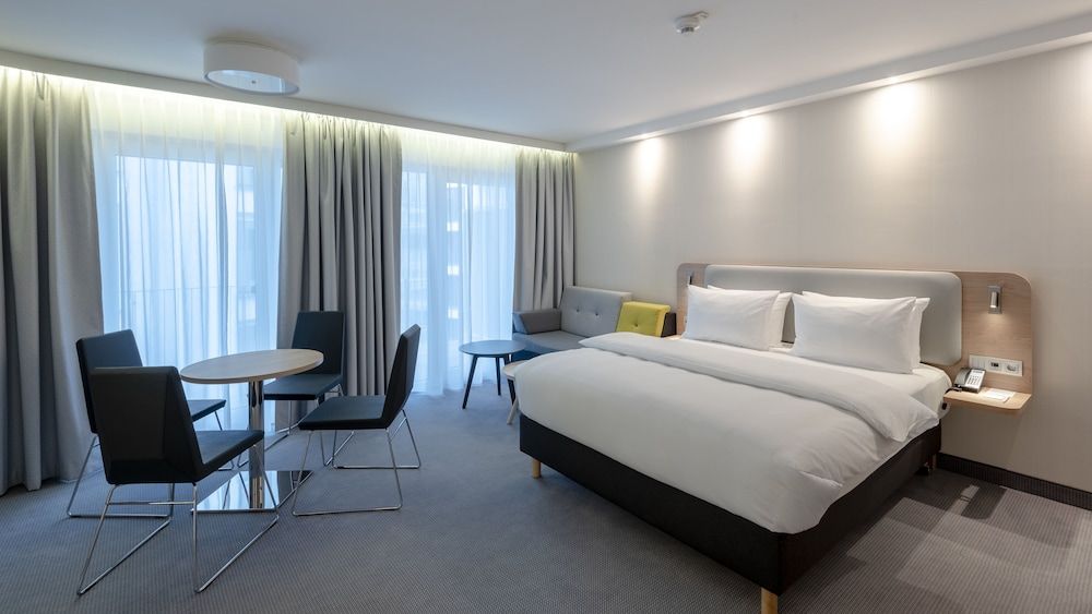 Suite, 1 Queen Bed, Balcony