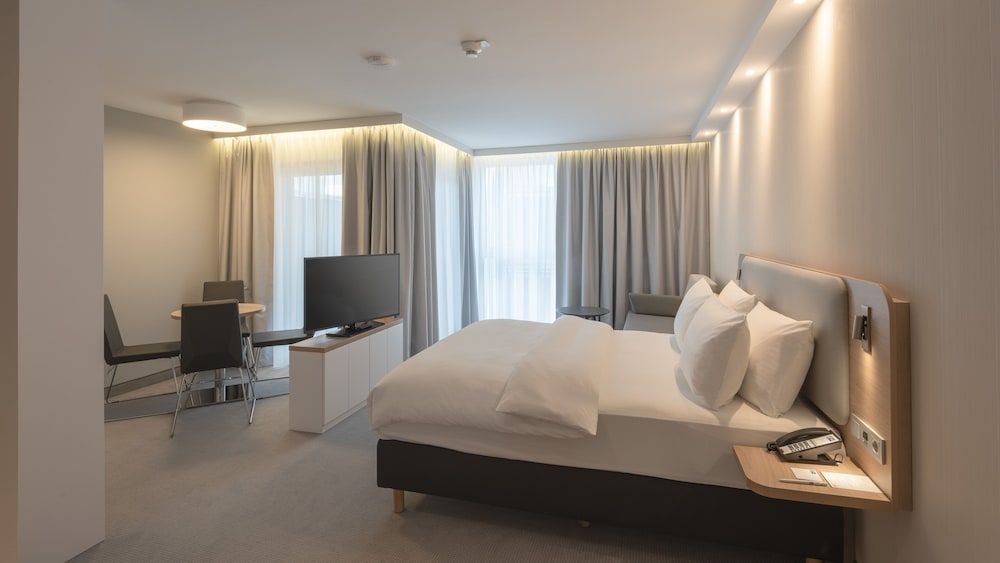 Suite, 1 Queen Bed, Balcony